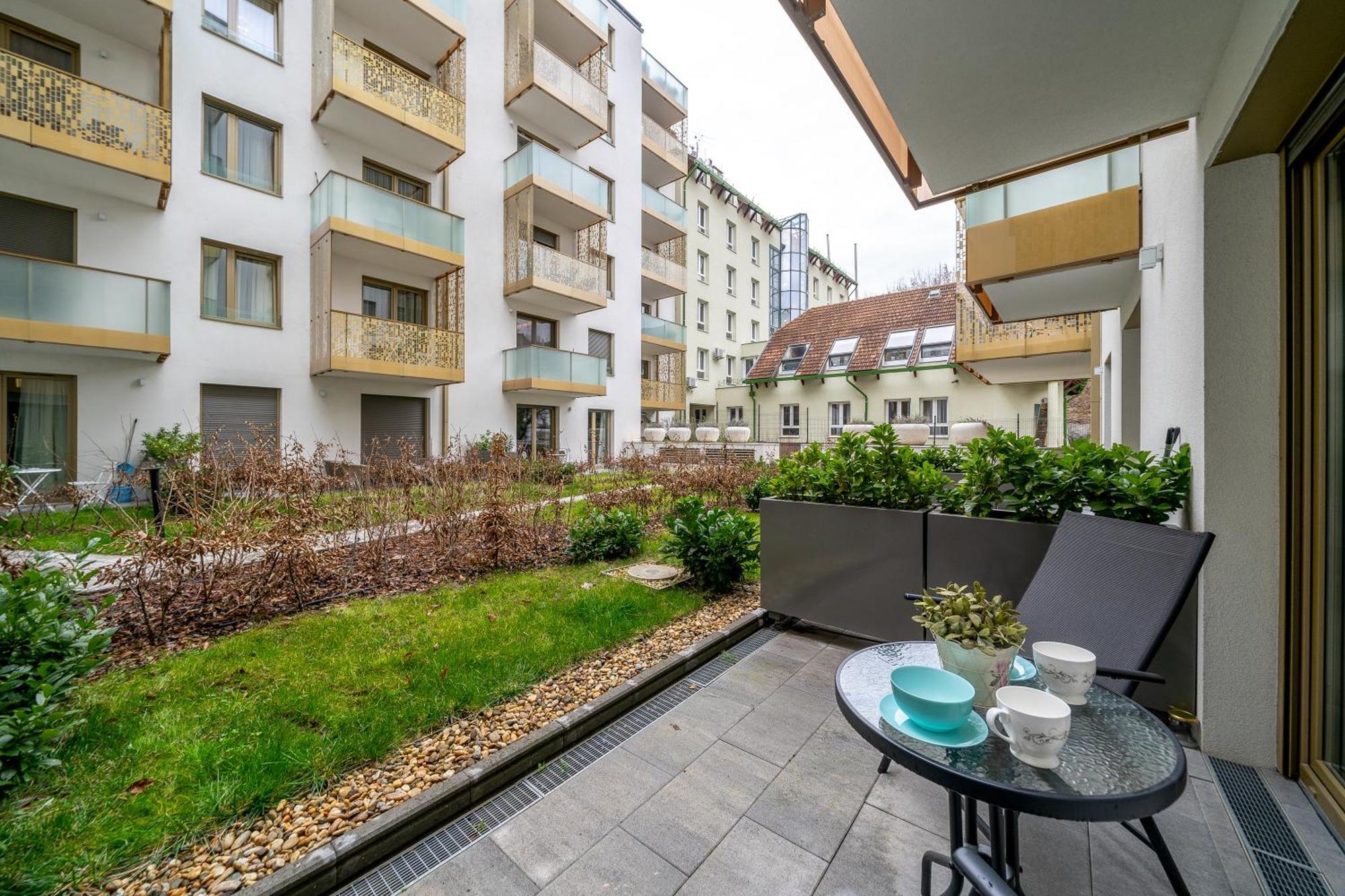 Budapest Magic Garden In Downtown Екстериор снимка